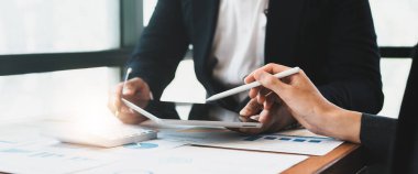 İş adamları iş stratejileri planlamak için veri analizi rakamları için toplanıyorlar. İş tartışması kavramı.