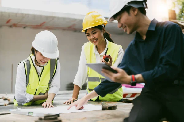 Young Asian Architects Engineer Discussing Blueprints Construction Site — Stockfoto