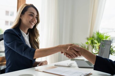 İş birleşme ve satın alma için iş adamı tokalaşması.