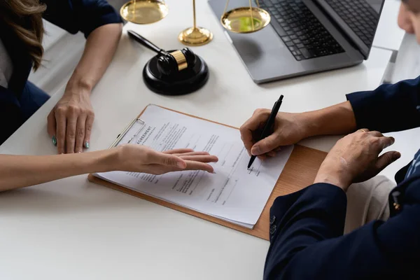 Empresarios Negociando Contrato Manos Humanas Trabajando Con Documentos Escritorio Firmando —  Fotos de Stock