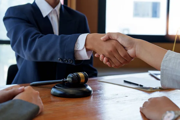 Geschäftsmann Beim Händeschütteln Einen Deal Mit Seinen Partneranwälten Oder Rechtsanwälten — Stockfoto