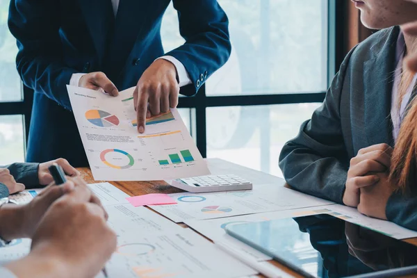 İş Adamları Toplantısı Ofisteki mali rapor tablosu verilerini analiz etmek, tartışmak ve beyin fırtınası yapmak için Mali Danışmanlık Ekibi ve Muhasebe Konsepti