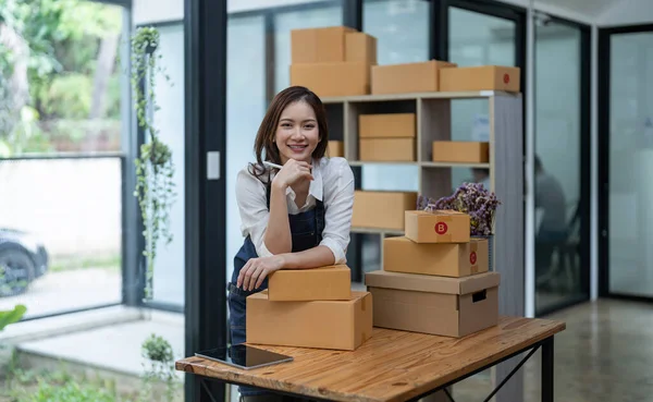 Portrait Business Asian Woman Parcel Shipping Box Send Customer Entrepreneur — Stock Fotó