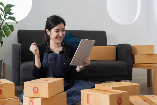 Happy Asian Woman Success Making Big Sale His Online Store – stockfoto