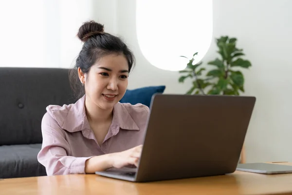 Asian Woman Freelance Working Laptop Computer Home — Fotografia de Stock