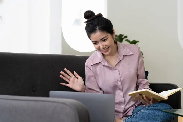 Asia Woman Using Laptop Talk Colleagues Plan Video Call While — Stok fotoğraf