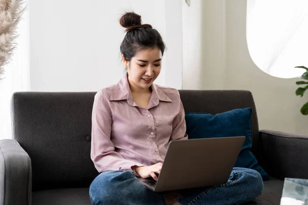 Sorrindo Asiático Jovem Mulher Trabalhando Laptop Casa Escritório Jovem Asiático — Fotografia de Stock