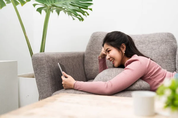 Happy Young Asian Teen Girl Sit Sofa Home Holding Phone — Stok fotoğraf