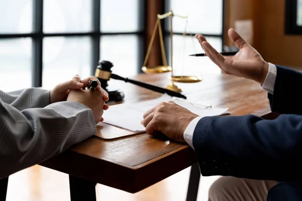 Gente Negocios Abogados Discutiendo Papeles Contractuales Sentados Mesa Conceptos Derecho —  Fotos de Stock