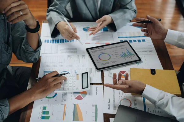 İş takım arkadaşları çalışma yeni pazarlama iş stratejisi proje tartışma ve analiz verileri grafik ve grafik, finans ve muhasebe kavramı konferans profesyonel yatırımcı için Toplantı