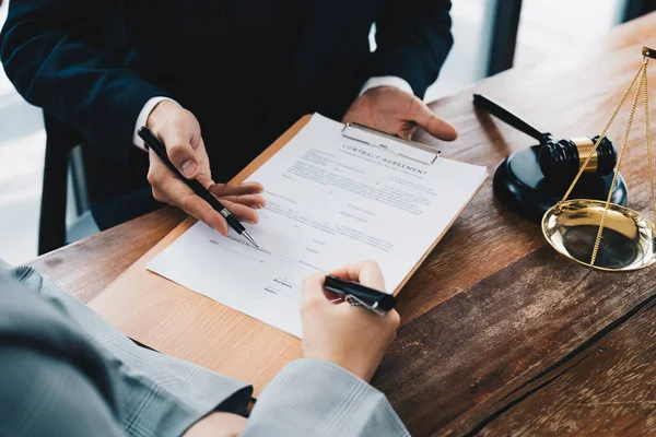 ビジネスの人々 とのテーブルに座って契約書類を議論する弁護士 アドバイス 法的サービスの概念 — ストック写真