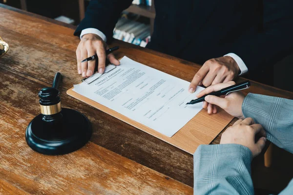 Gente Negocios Abogados Discutiendo Papeles Contractuales Sentados Mesa Conceptos Derecho — Foto de Stock