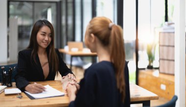 Emlakçı, sözleşmeyi imzaladıktan sonra müşterisinin ev anahtarını tutuyor. Gayrimenkul konsepti, eve taşınma ya da mülk kiralama..