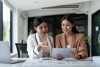 Asyalı danışman danışmanlık bürosunda ortaklığa yatırım planı gösteriyor. Şirket iş birliği kavramı