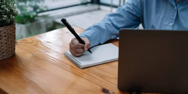 Cierre Mano Tomando Notas Bloc Notas Escritura Escritura Creativa Inscripción — Foto de Stock