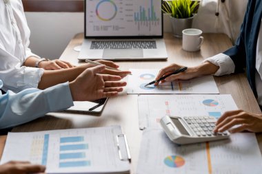 Analiz şirketinin iş ortakları mali bütçe raporu ve ofis odasındaki iş geliştirme ve planlama maliyetleri