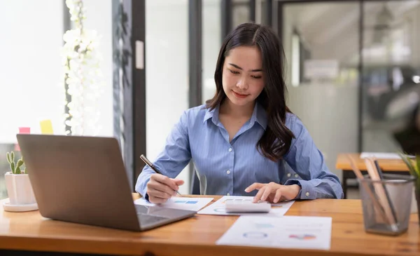 Femme Affaires Utilisant Une Calculatrice Pour Faire Des Mathématiques Finance — Photo