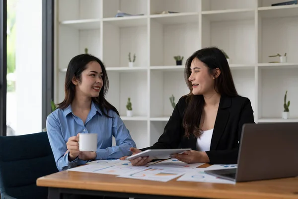 Duas Mulheres Negócios Asiáticas Trabalhadores Sorrindo Feliz Confiante Trabalhando Conjunto — Fotografia de Stock