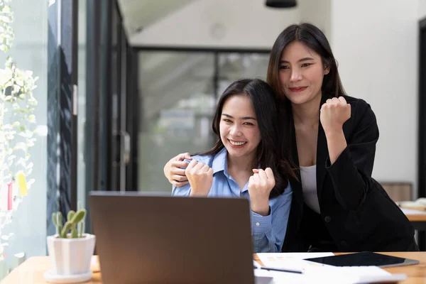 Grupo Jóvenes Asiáticos Equipo Negocios Empresarios Creativos Compañeros Trabajo Oficina — Foto de Stock