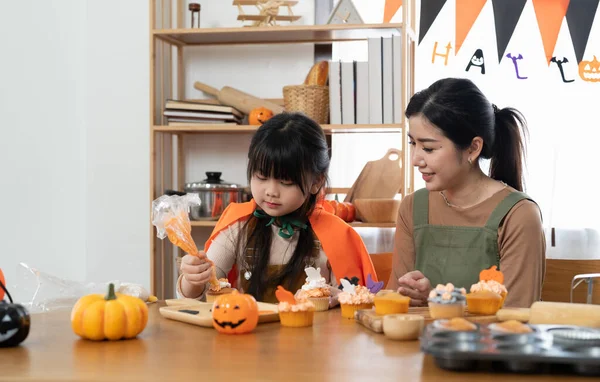 Feliz Halloween Familia Madre Hija Preparándose Para Las Vacaciones Galletas —  Fotos de Stock