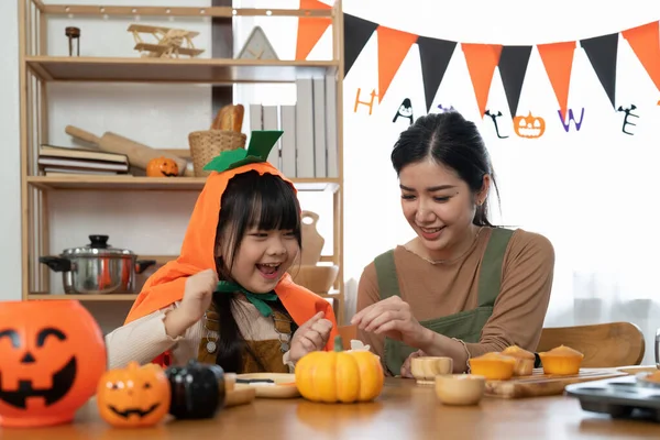 Feliz Mamá Sonriente Cocina Hornea Galletas Con Hija —  Fotos de Stock