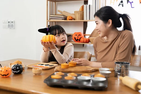 Äiti Hänen Tyttärensä Pitävät Hauskaa Kotona Onnellinen Perhe Valmistautuu Halloweeniin — kuvapankkivalokuva