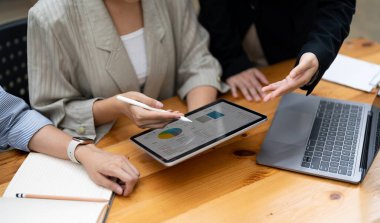 İş adamları iş stratejileri planlamak için veri analizi rakamları için toplanıyorlar. İş tartışması kavramı.