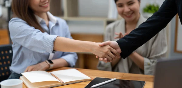 Business Women Handshaking Feliz Con Trabajo Mujer Que Está Disfrutando —  Fotos de Stock