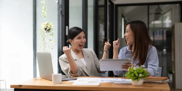 Negocio Asiático Sonrisa Levantar Las Manos Sintiéndose Feliz Trabajo Final —  Fotos de Stock