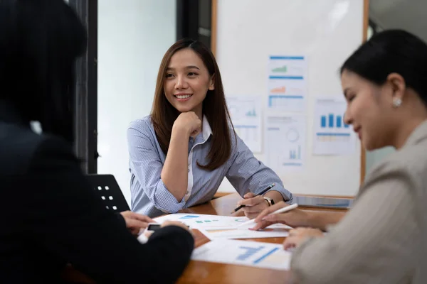 Een Jonge Aziatische Vrouw Heeft Een Zakelijke Ontmoeting Met Haar — Stockfoto