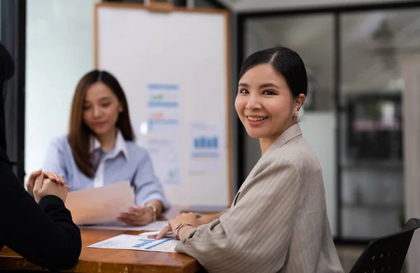 Ung Asiatisk Kvinde Har Forretningsmøde Med Sine Teamkolleger Konferencelokale - Stock-foto
