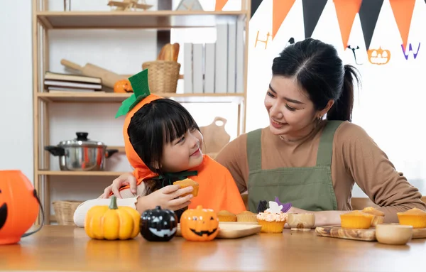 Hyvää Halloweenia Perheen Äiti Tytär Valmistautuvat Lomalle Leivontaan Evästeet — kuvapankkivalokuva