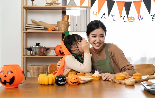 Feliz Halloween Familia Madre Hija Preparándose Para Las Vacaciones Galletas —  Fotos de Stock