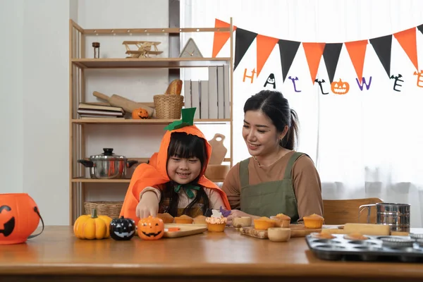 Feliz Halloween Familia Madre Hija Preparándose Para Las Vacaciones Galletas —  Fotos de Stock