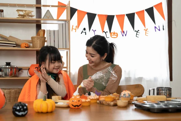 Feliz Halloween Familia Madre Hija Preparándose Para Las Vacaciones Galletas —  Fotos de Stock