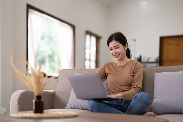 Jovem Mulher Asiática Conversando Enquanto Usa Laptop Casa Trabalhe Casa — Fotografia de Stock