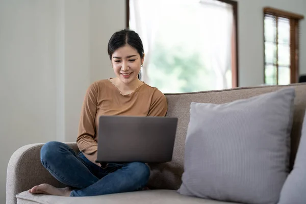 Feliz Mulher Asiática Usando Laptop Sofá Com Rosto Feliz Sorrindo — Fotografia de Stock