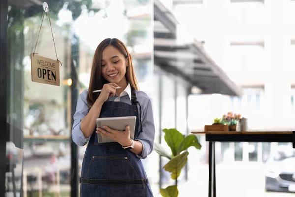 Jovem Asiático Mulher Café Proprietário Vestindo Avental Segurando Tablet Digital — Fotografia de Stock