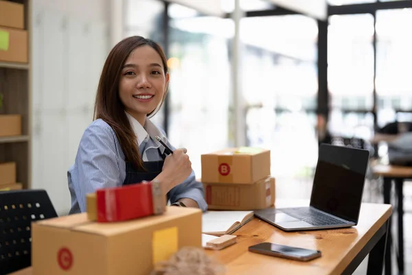 年轻的创业小企业女企业家在家使用智能手机 网上交易和送货的概念 — 图库照片