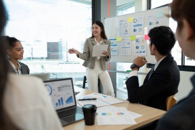 Çeşitli iş adamları ve kadın lider patronları finansal sonuç inceleme evraklarını tartıştılar fikir alışverişinde bulundular grup brifinginde takım çalışmasında işbirliği yaptılar.