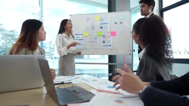 商界女性领导人在办公室与公司团队会面 提出了一些想法 旨在与同事在董事会上讨论策略 多样性会议概念 — 图库视频影像