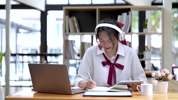 Una Joven Hermosa Mujer Escribiendo Tomando Notas Mientras Asistía Una — Vídeo de stock