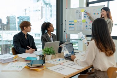 Grafik tartışması ve analiz veri grafikleri ve grafiklerine işaret eden yeni başlatılan projeyle tanışan çeşitli iş adamları. İş finansmanı ve muhasebe kavramı.