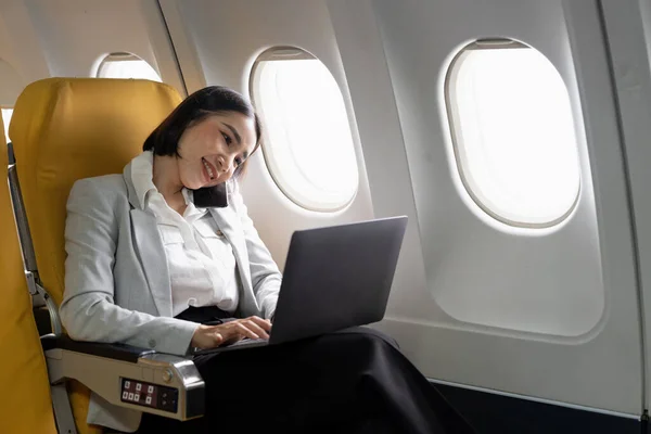 Cheerful Asian Businesswoman Calling Phone Using Laptop Computer Flight Urban — Stock Photo, Image