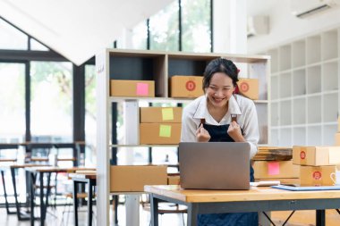 Mutlu başarılı KOBİ girişimcisi silahlı, İçişleri Bakanlığı, İnternet üzerinden iş ve dağıtım, çevrimiçi satış, başlangıç küçük işletme konsepti