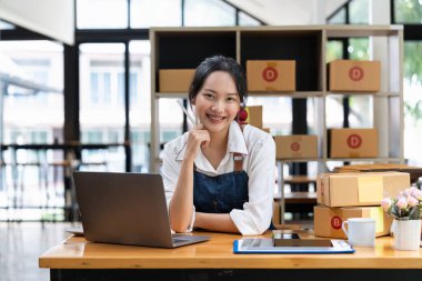 Başlangıçta küçük işletme girişimcisi KOBİ serbest kadın kutuyla çalışıyor, Genç Asyalı çevrimiçi pazar paketleme kutusu teslimatı, KOBİ e-ticaret tele pazarlama konsepti