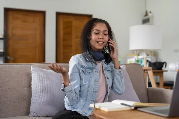 Retrato Mujer Joven Hablar Teléfono Inteligente Escribir Portátil Oficina Casa —  Fotos de Stock