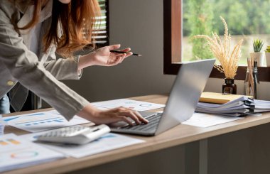 İş kadını, ofis ve iş geçmişinde, vergi, muhasebe, istatistik ve analitik araştırma kavramında matematik finansmanı için hesap makinesi kullanıyor..