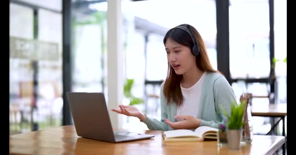 Asiática Estudiante Universitaria Utilizando Ordenador Portátil Viendo Distancia Aprendizaje Línea — Vídeo de stock