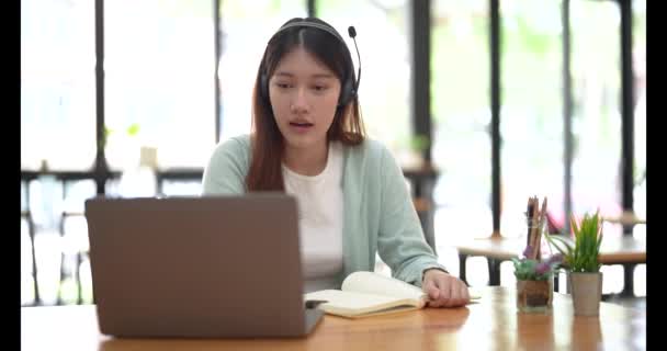 Mujer Escribiendo Cuaderno Desde Portátil Asiático Chica Estudiante Distancia Aprendizaje — Vídeo de stock